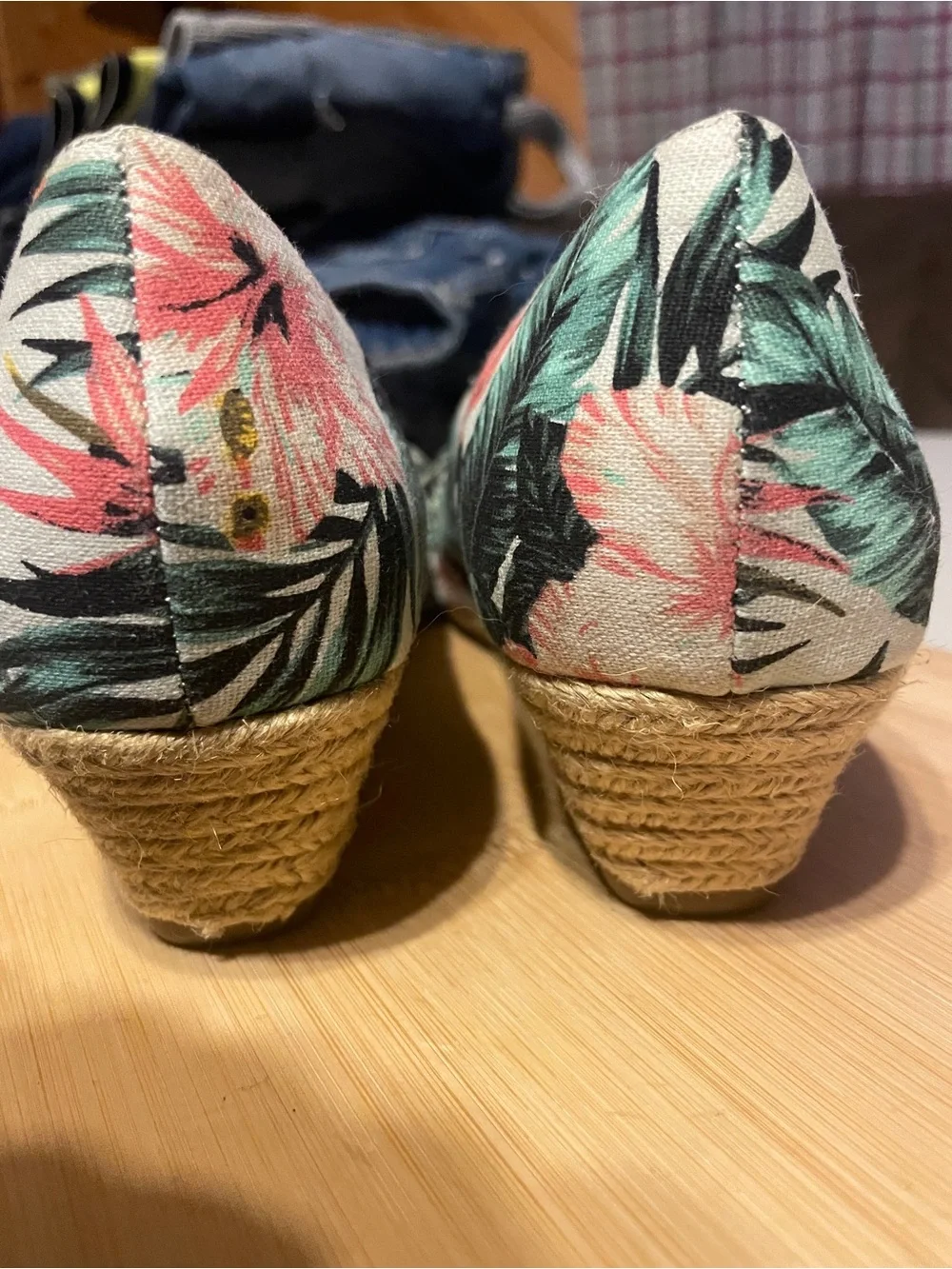 AEROSOLES Floral Knot Espadrille Wedges - White, Pink & Teal size 6.5